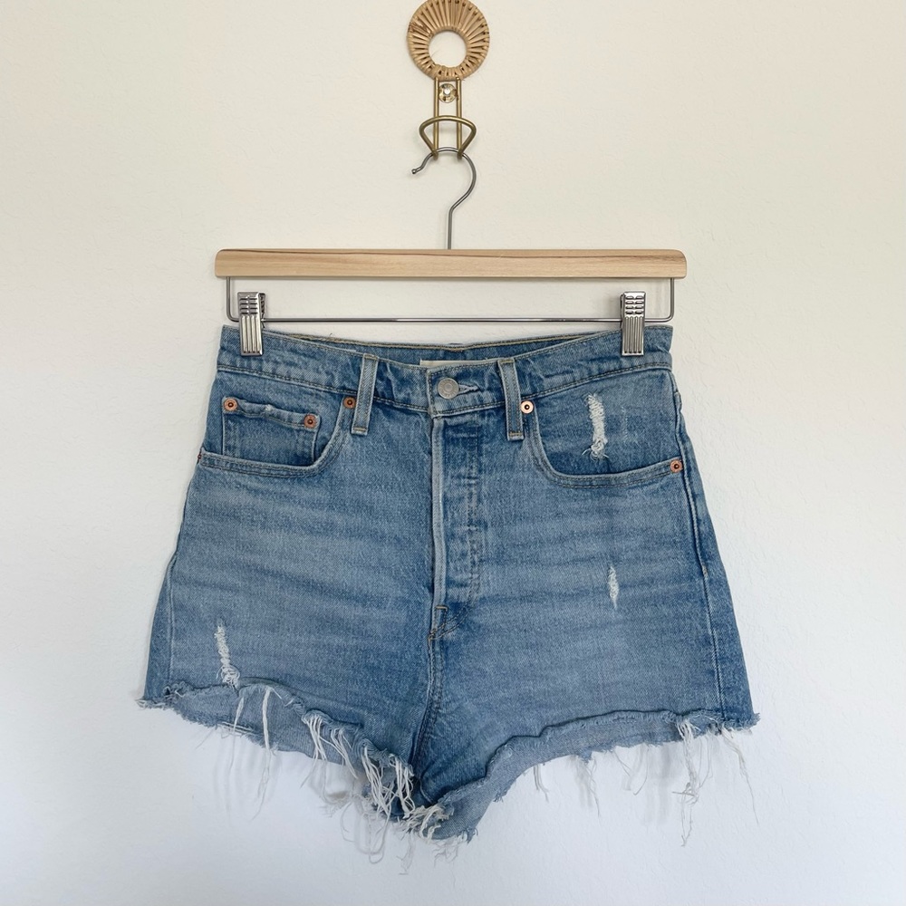 Levi’s Ribcage Cutoff Shorts